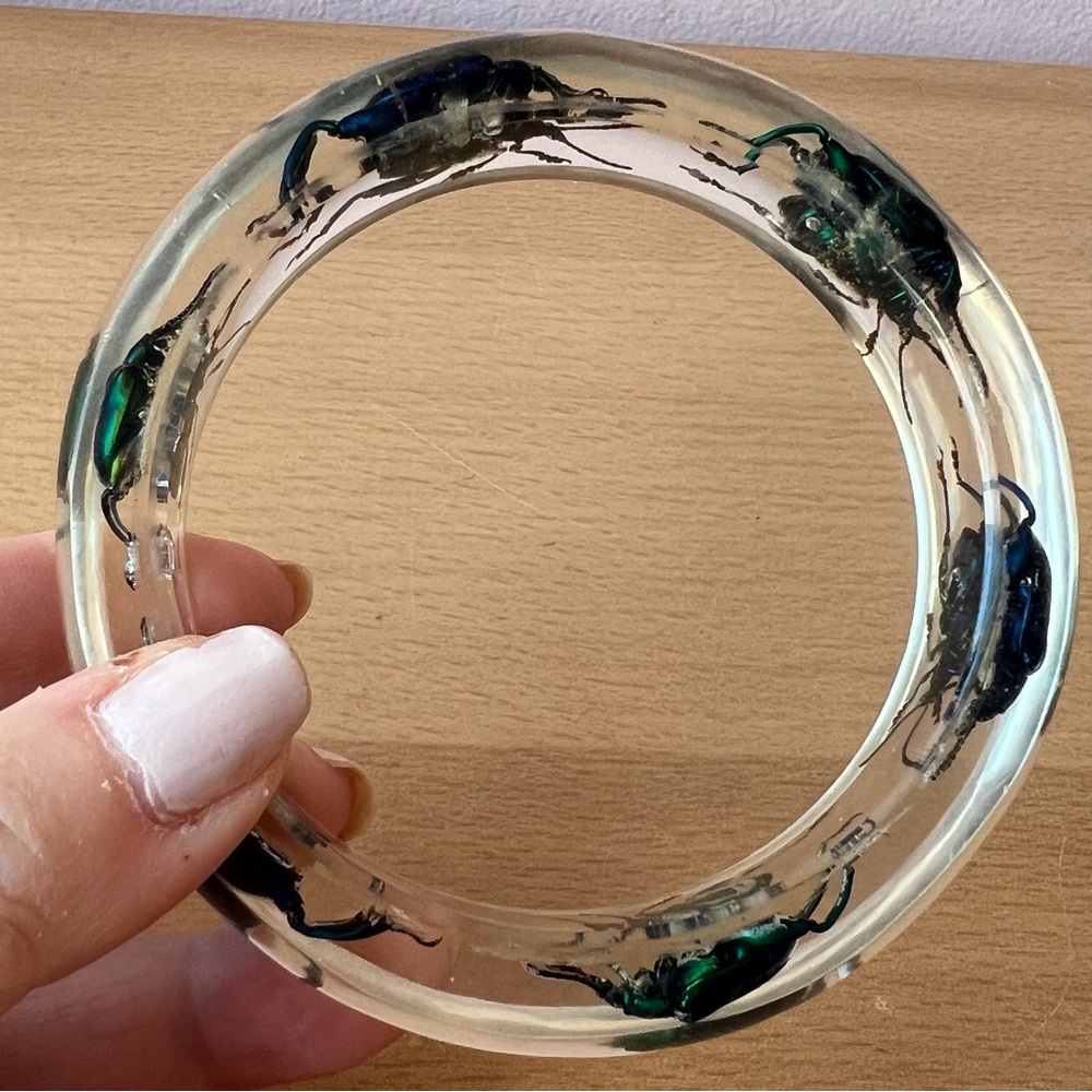 VINTAGE CLEAR LUCITE LARGE BANGLE BRACELET W/ VIVID COLORS BEETLES STATEMENT - Picture 3 of 16